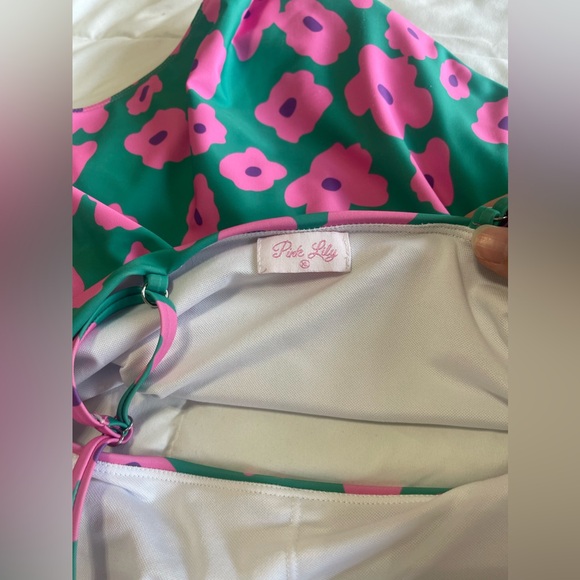 Pink lily cut out one piece - Picture 4 of 6